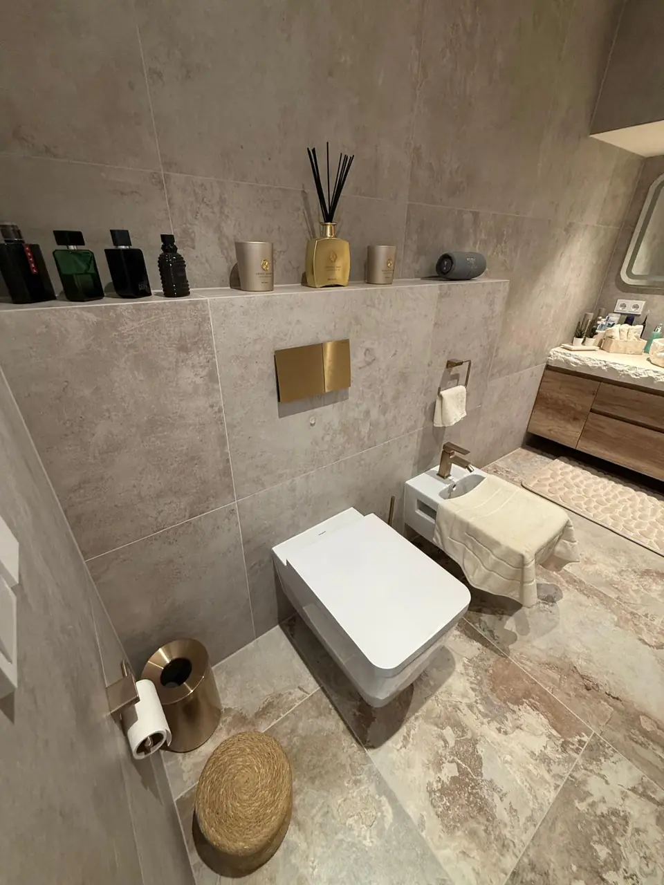 Detalle del baño de la casa de Eliseo y Sophie con piedra, madera y acabados en bronce 11