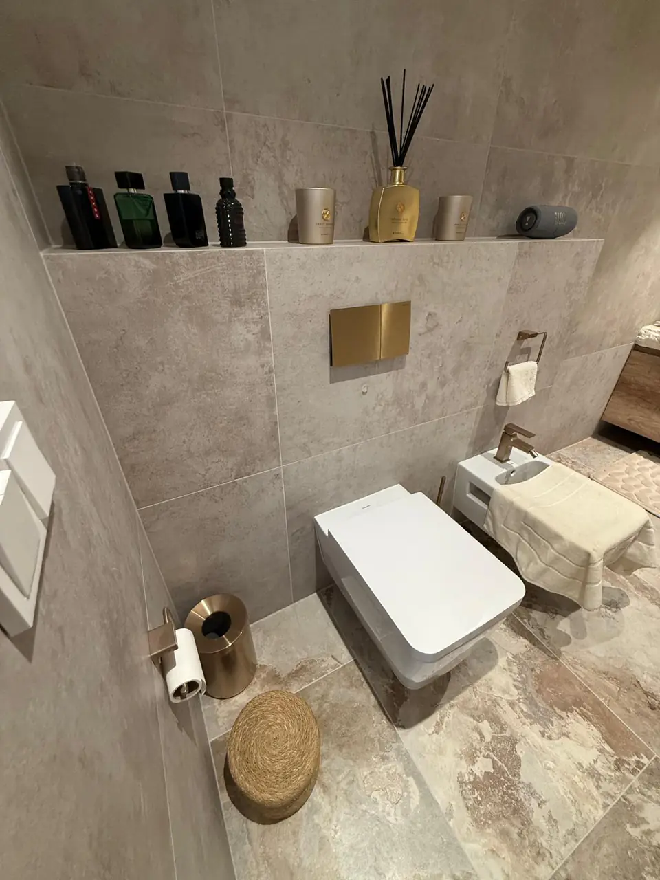 Detalle del baño de la casa de Eliseo y Sophie con piedra, madera y acabados en bronce 12