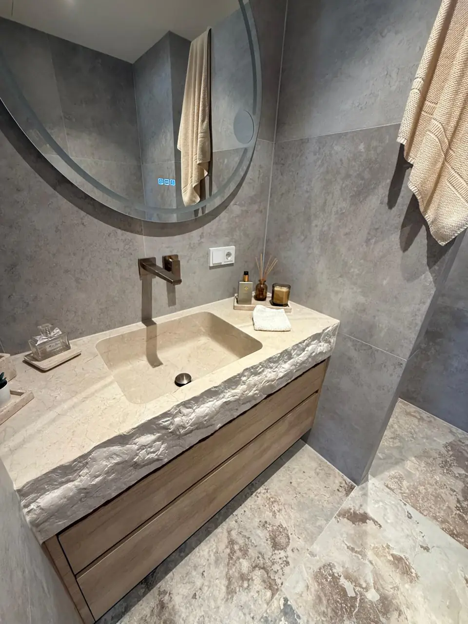 Detalle del baño de la casa de Eliseo y Sophie con piedra, madera y acabados en bronce 28