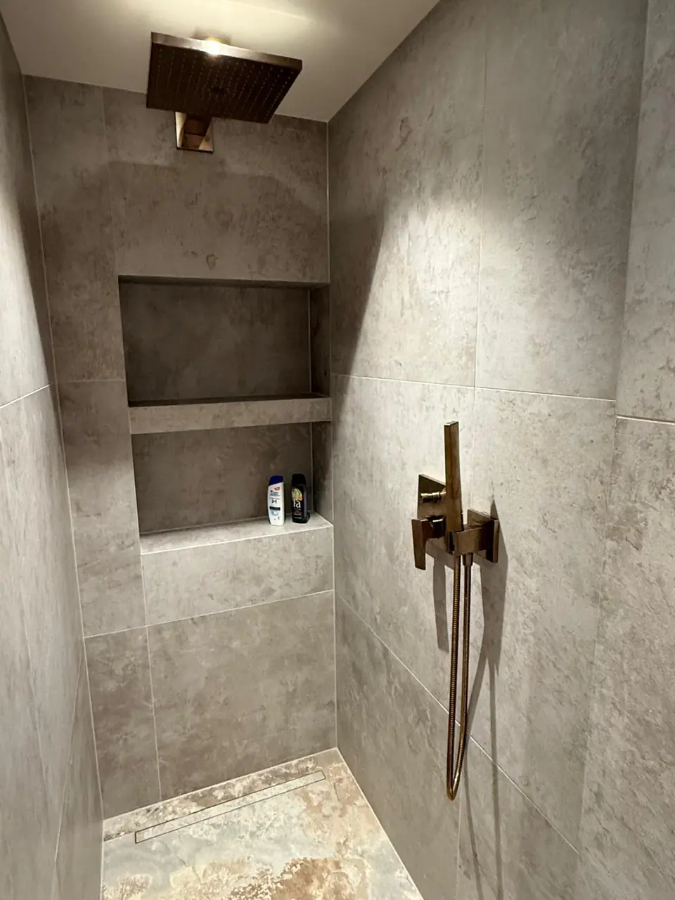 Detalle del baño de la casa de Eliseo y Sophie con piedra, madera y acabados en bronce 21