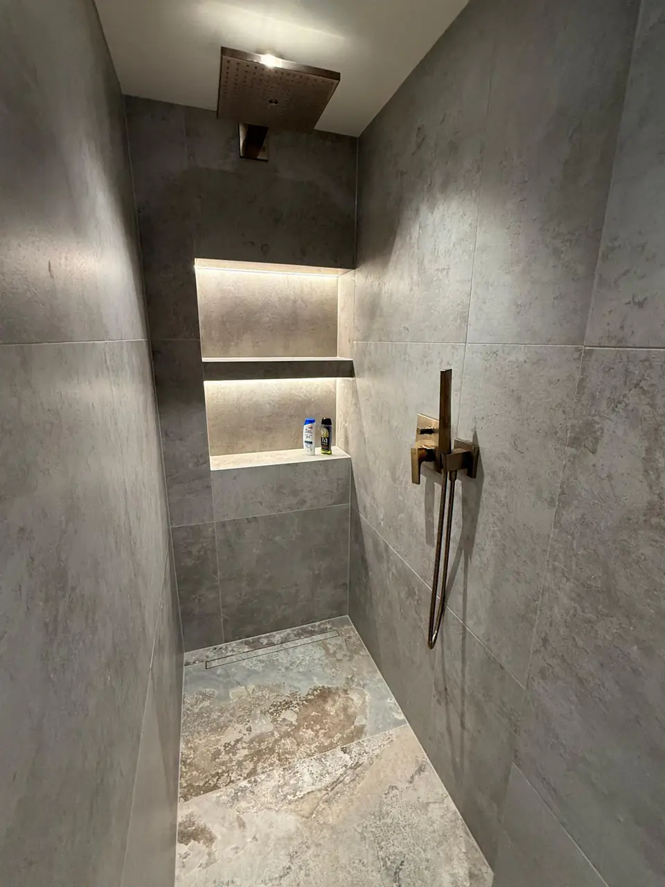 Detalle del baño de la casa de Eliseo y Sophie con piedra, madera y acabados en bronce 23