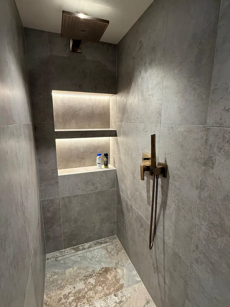 Detalle del baño de la casa de Eliseo y Sophie con piedra, madera y acabados en bronce 24