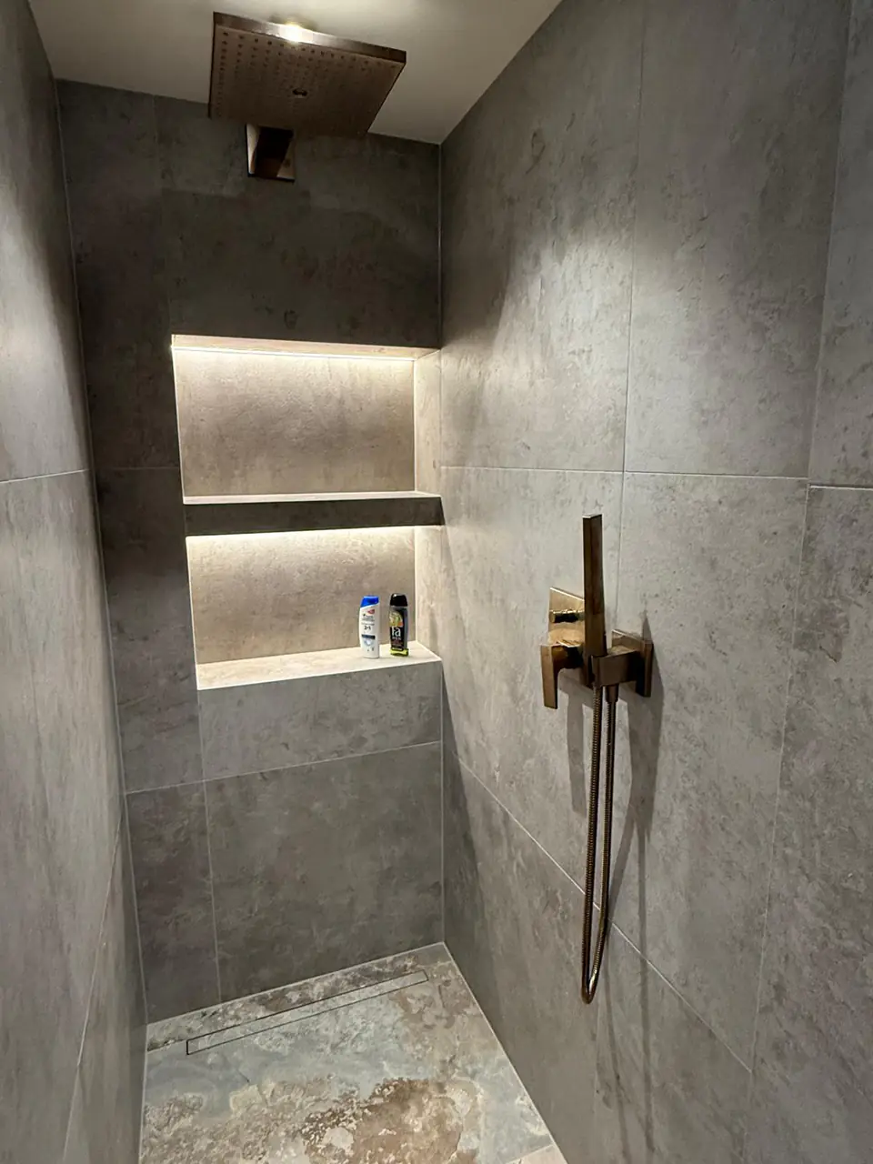 Detalle del baño de la casa de Eliseo y Sophie con piedra, madera y acabados en bronce 25