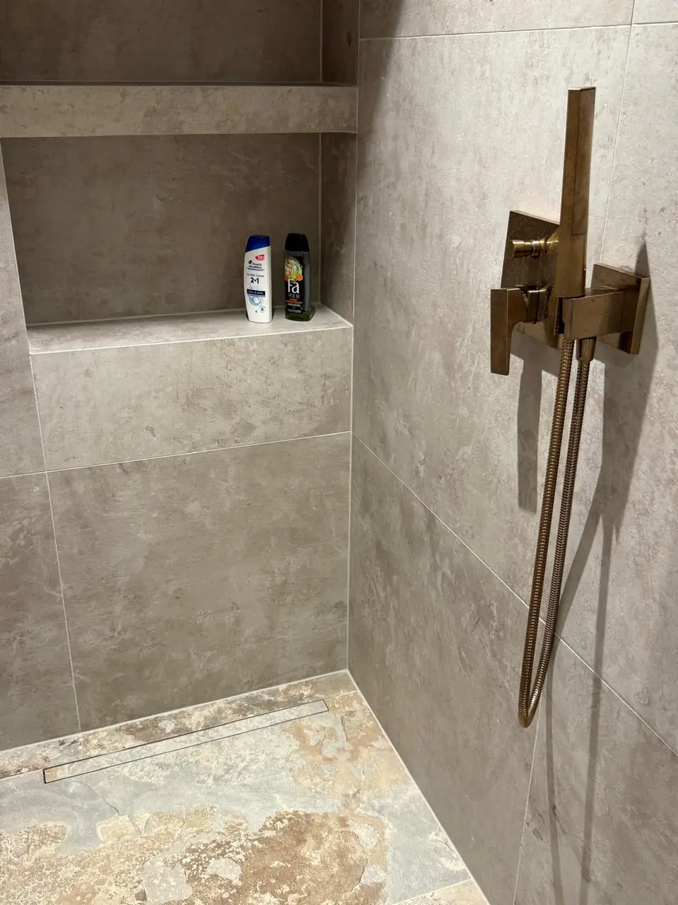 Detalle del baño de la casa de Eliseo y Sophie con piedra, madera y acabados en bronce 22