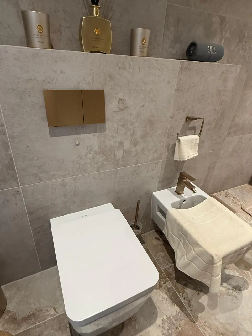 Detalle del baño de la casa de Eliseo y Sophie con piedra, madera y acabados en bronce 26