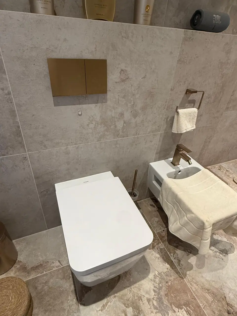 Detalle del baño de la casa de Eliseo y Sophie con piedra, madera y acabados en bronce 27