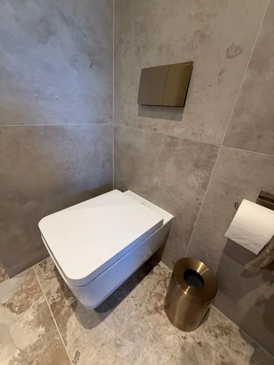 Detalle del baño de la casa de Eliseo y Sophie con piedra, madera y acabados en bronce 5