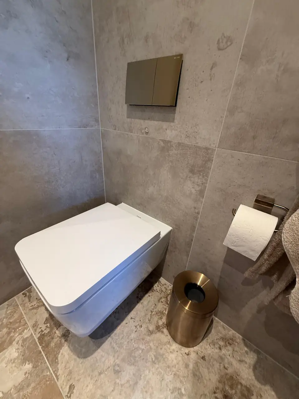Detalle del baño de la casa de Eliseo y Sophie con piedra, madera y acabados en bronce 6