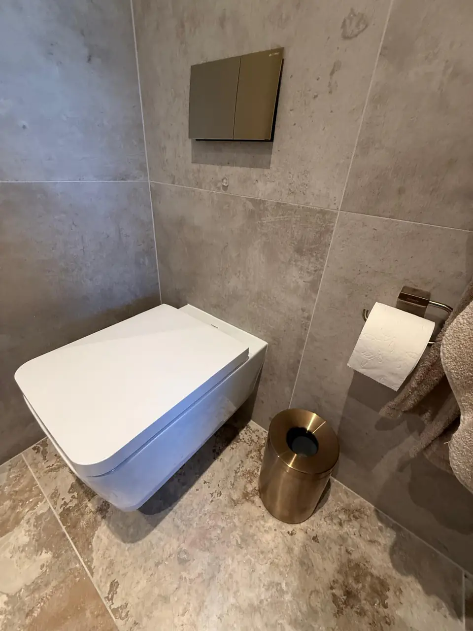 Detalle del baño de la casa de Eliseo y Sophie con piedra, madera y acabados en bronce 7