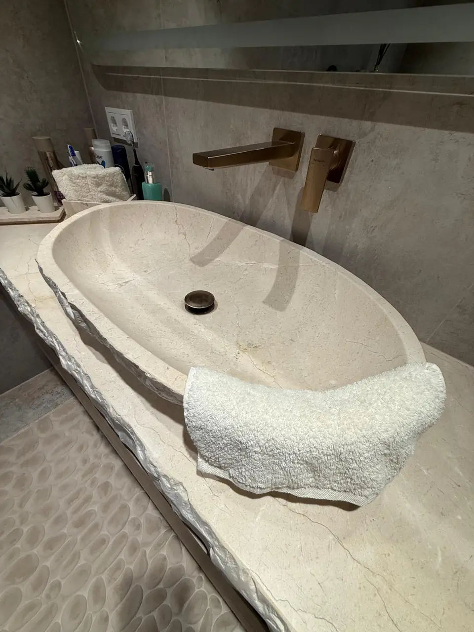 Detalle del baño de la casa de Eliseo y Sophie con piedra, madera y acabados en bronce 14
