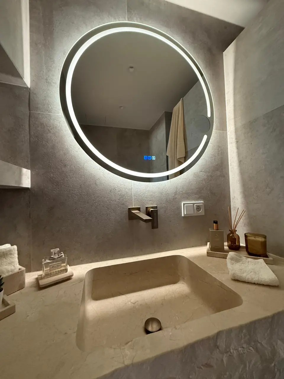 Detalle del baño de la casa de Eliseo y Sophie con piedra, madera y acabados en bronce 29