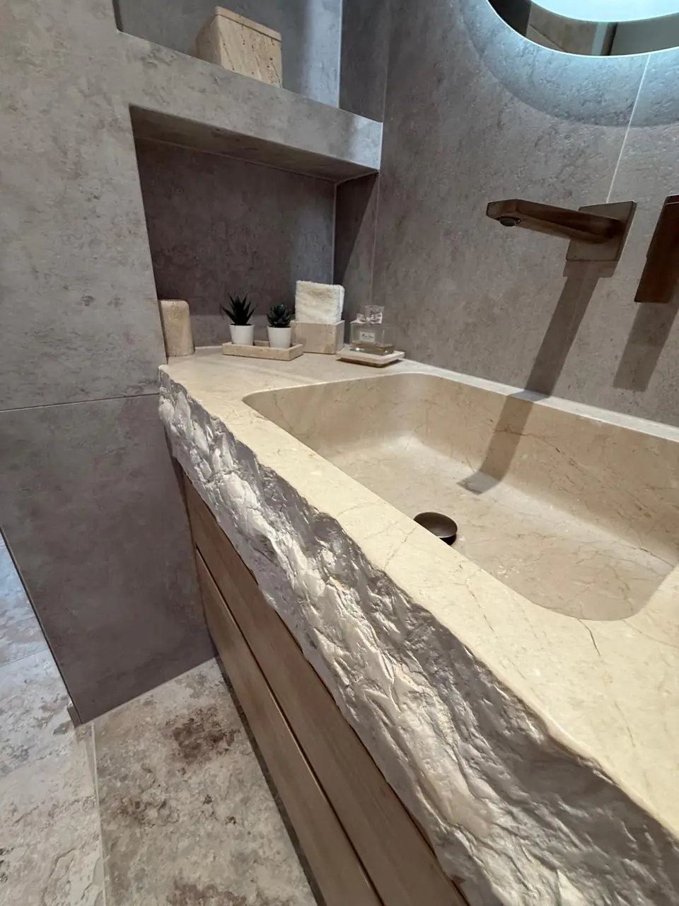 Detalle del baño de la casa de Eliseo y Sophie con piedra, madera y acabados en bronce 2