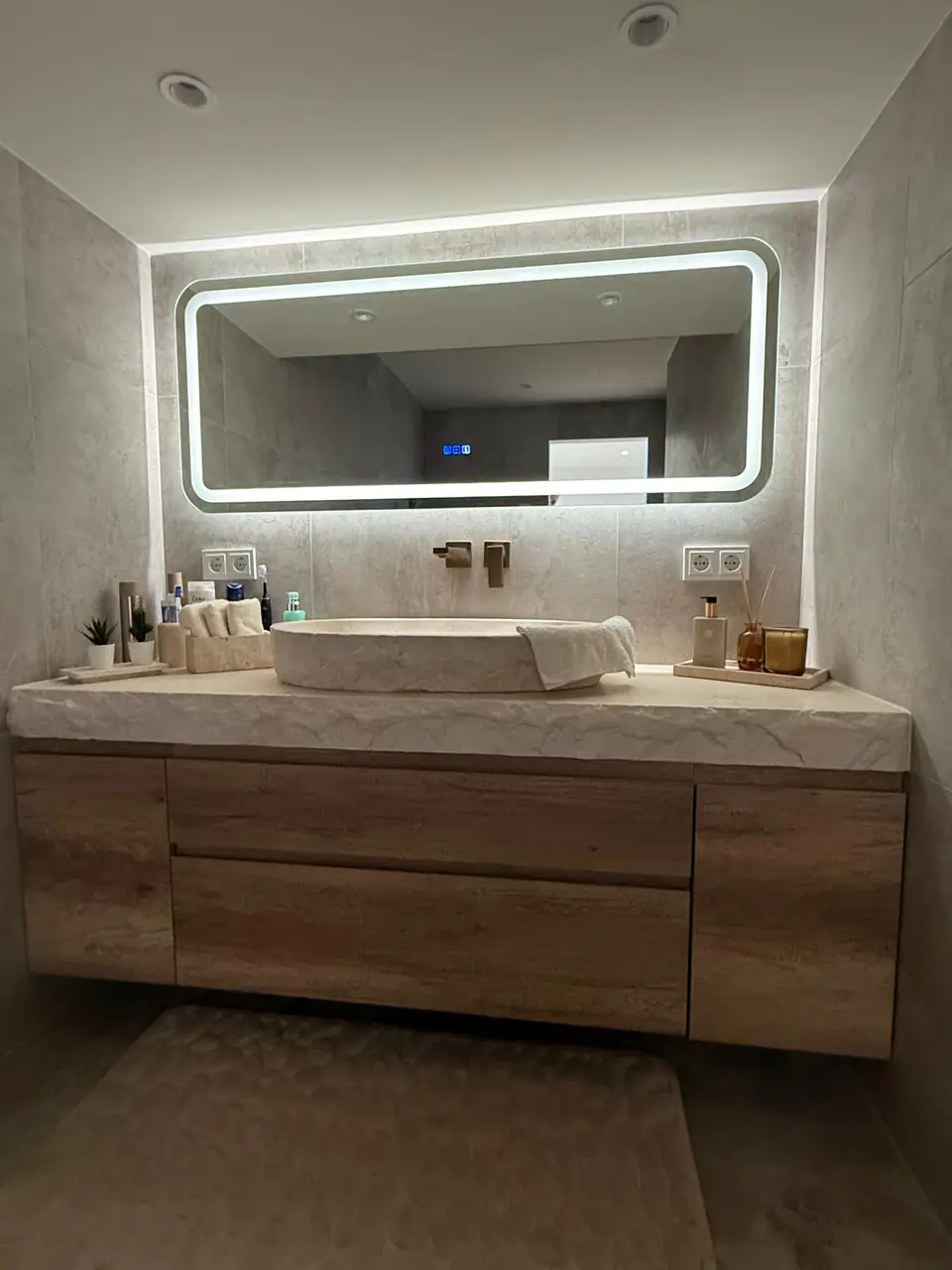 Detalle del baño de la casa de Eliseo y Sophie con piedra, madera y acabados en bronce 16